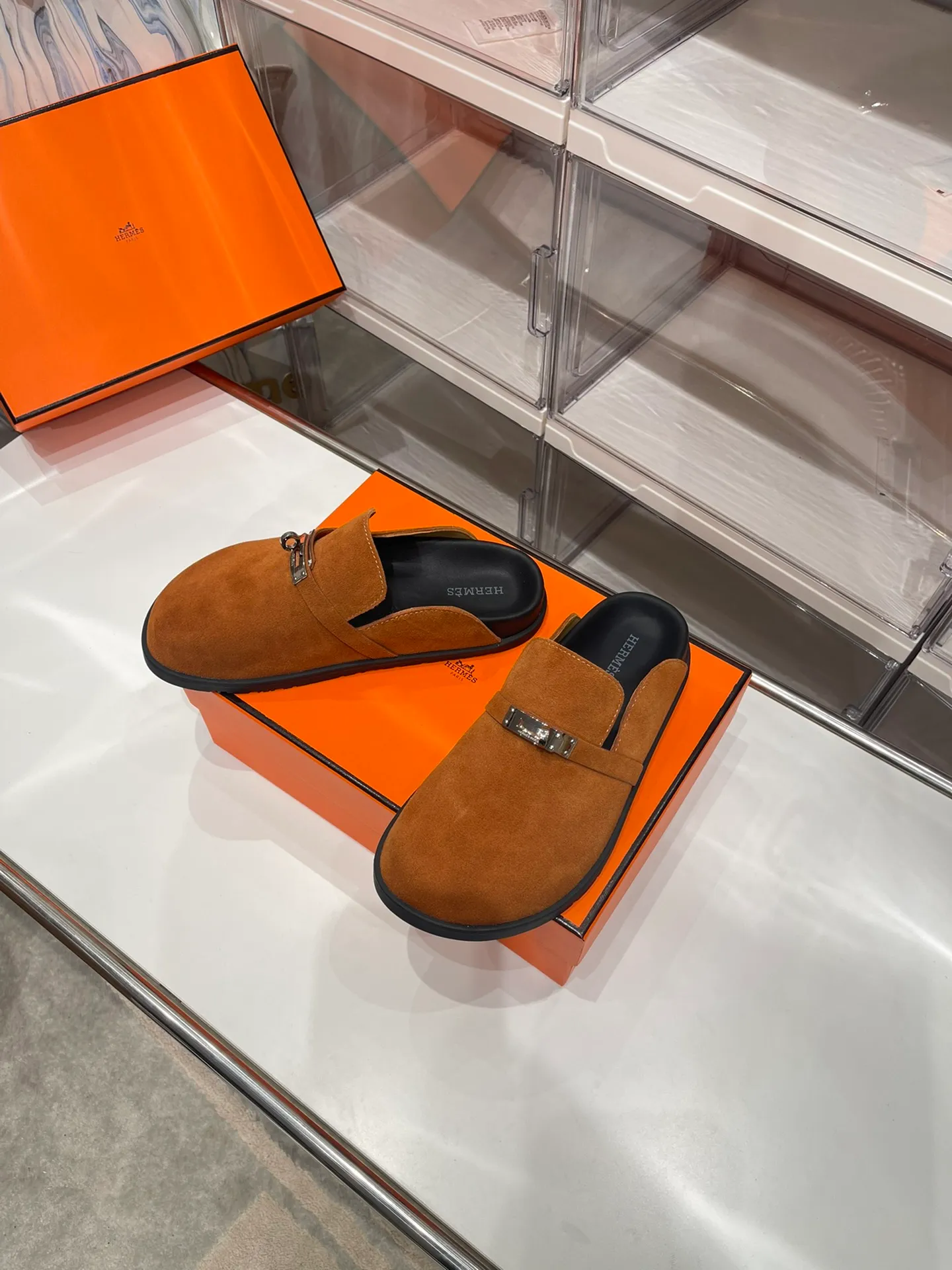 Women's shoes 240 men + 10🐮🐮HERMES Hermes' latest kelly buckle couple's Birkenstock slippers, classic family language design! It looks good no matter how you match it! Casual and high-end feeling, the comfort is also great, with a variety of colorful socks, a trendy sense of high-end ●Upper: imported cow suede ●Inner: imported sheepskin ●Foot pads: imported mixed sheepskin ●Outsole: T women's shoes u non-slip and wear-resistant outsole ●Code number: male 39-44 (45 46 customized) female 35-40 (41 42 customized)